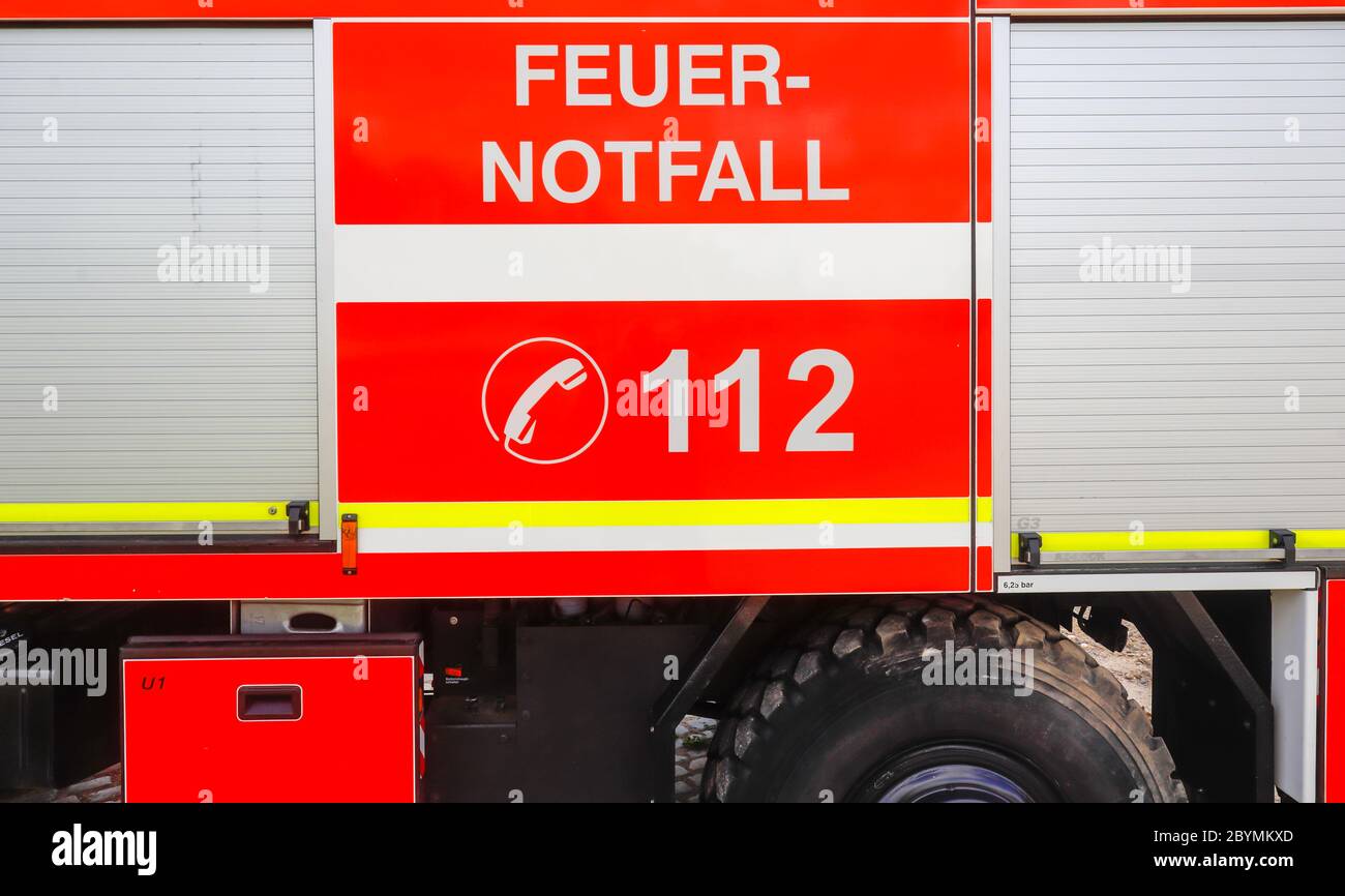 12.05.2020, Düsseldorf, Rhénanie-du-Nord-Westphalie, Allemagne - véhicule d'urgence de la brigade des pompiers, véhicule d'extinction avec l'inscription Feuer Notfall 11 Banque D'Images