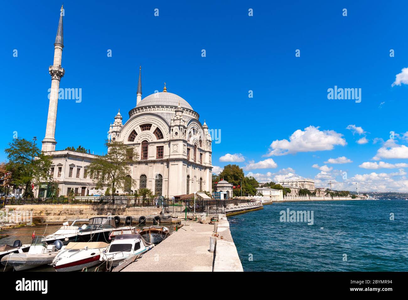 Mosquée de Dolmabahçe sur les rives du Bosphore, Istanbul, Turquie Banque D'Images