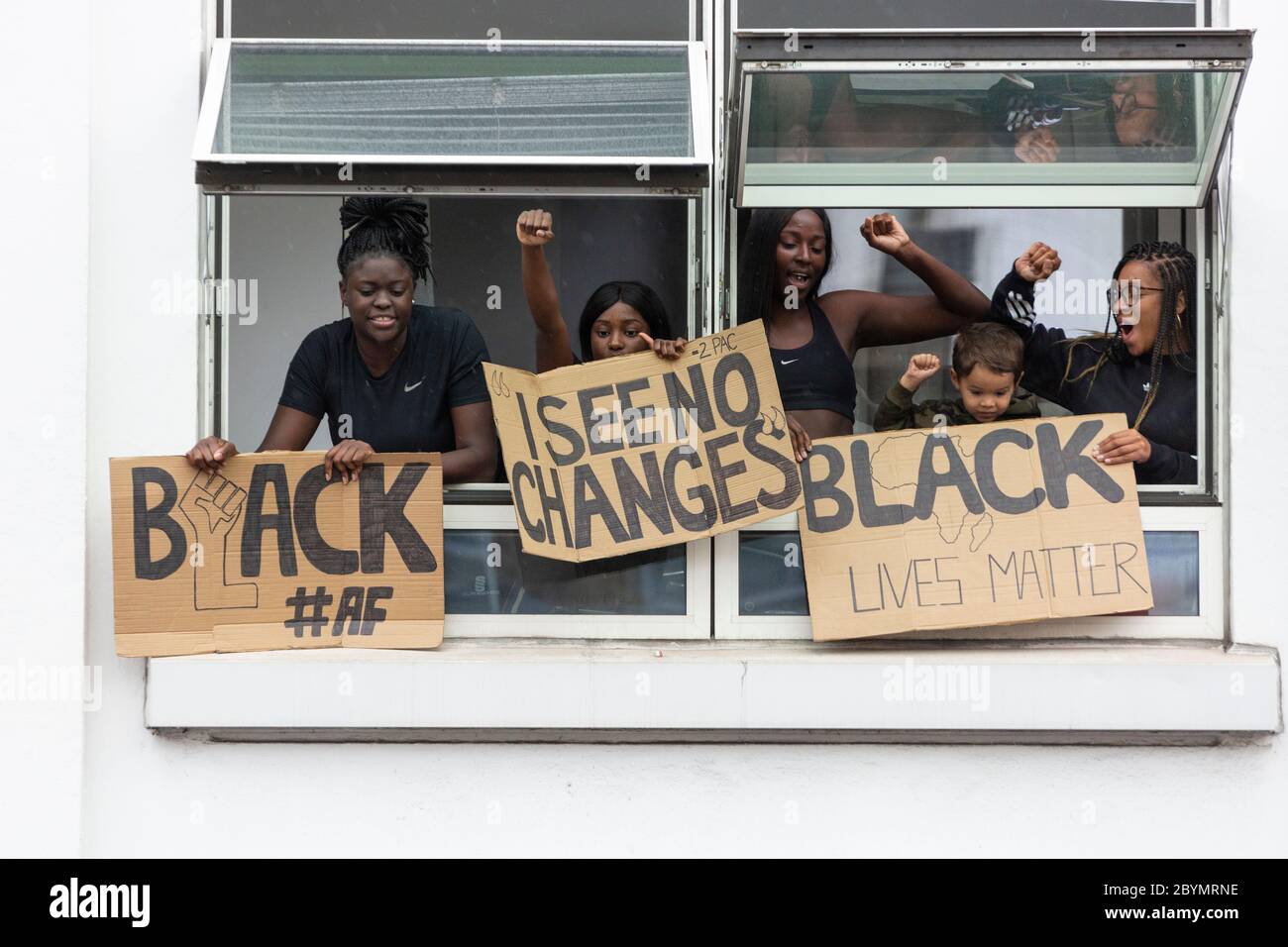 Les résidents noirs tiennent des signes à l'appui d'une manifestation Black Lives Matters, Londres, 7 juin 2020 Banque D'Images