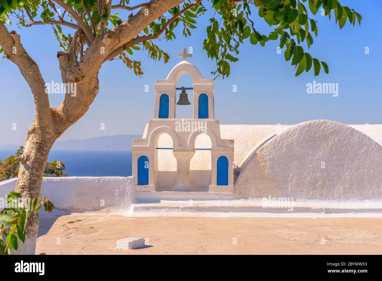 Belle tour de la ville d'Oia sur l'île grecque de Santorin, sur la mer Égée Banque D'Images