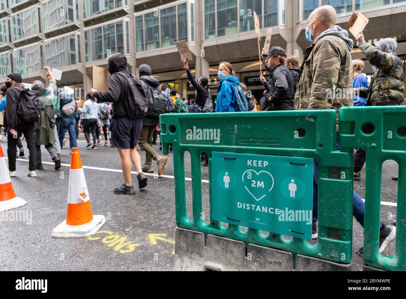 Une foule de manifestants se tient devant un signe de social-distance lors d'une manifestation Black Lives Matters, Londres, 7 juin 2020 Banque D'Images