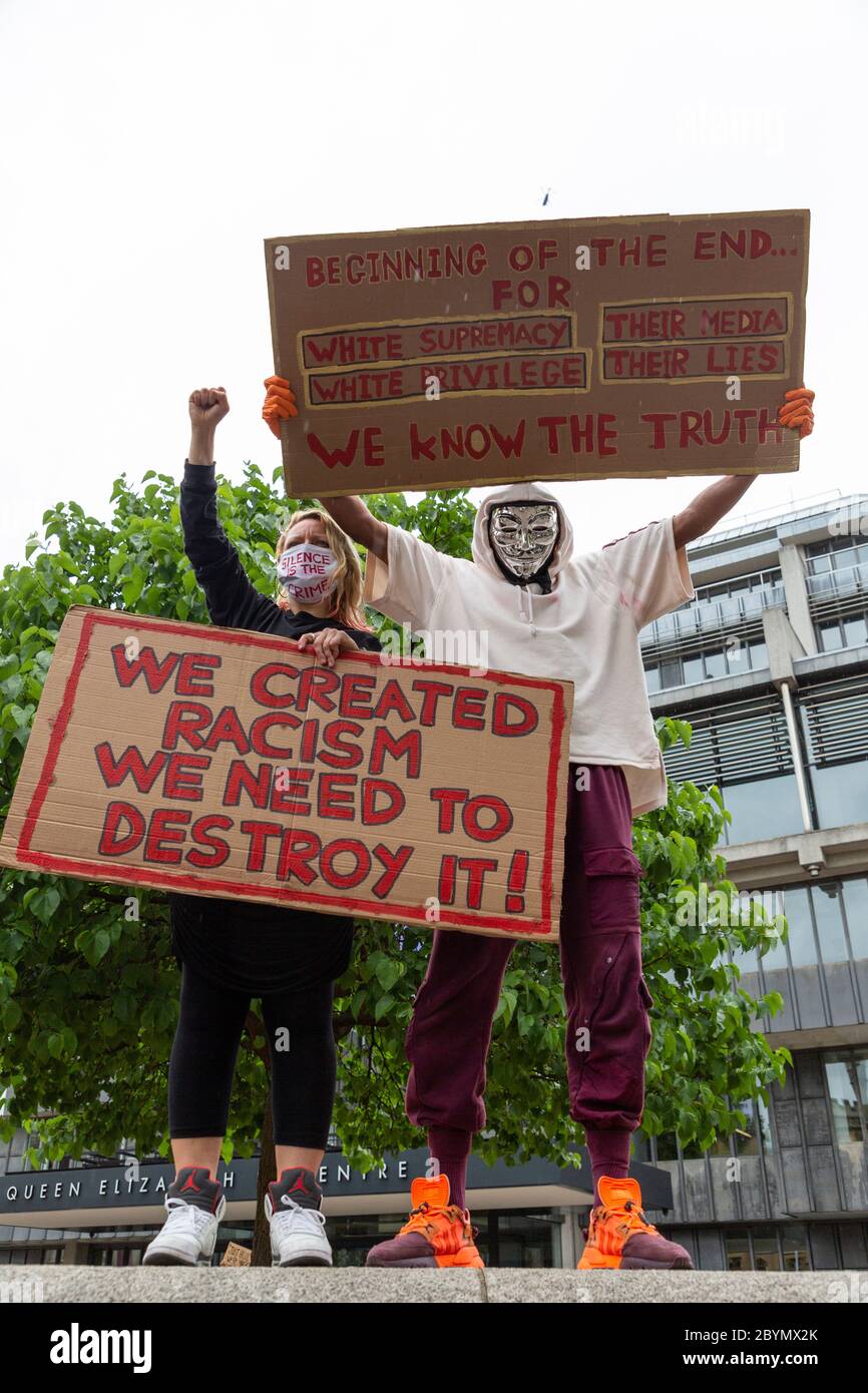 Deux manifestants sont présents avec des signes lors d'une manifestation Black Lives Matters, Parliament Square, Londres, 7 juin 2020 Banque D'Images