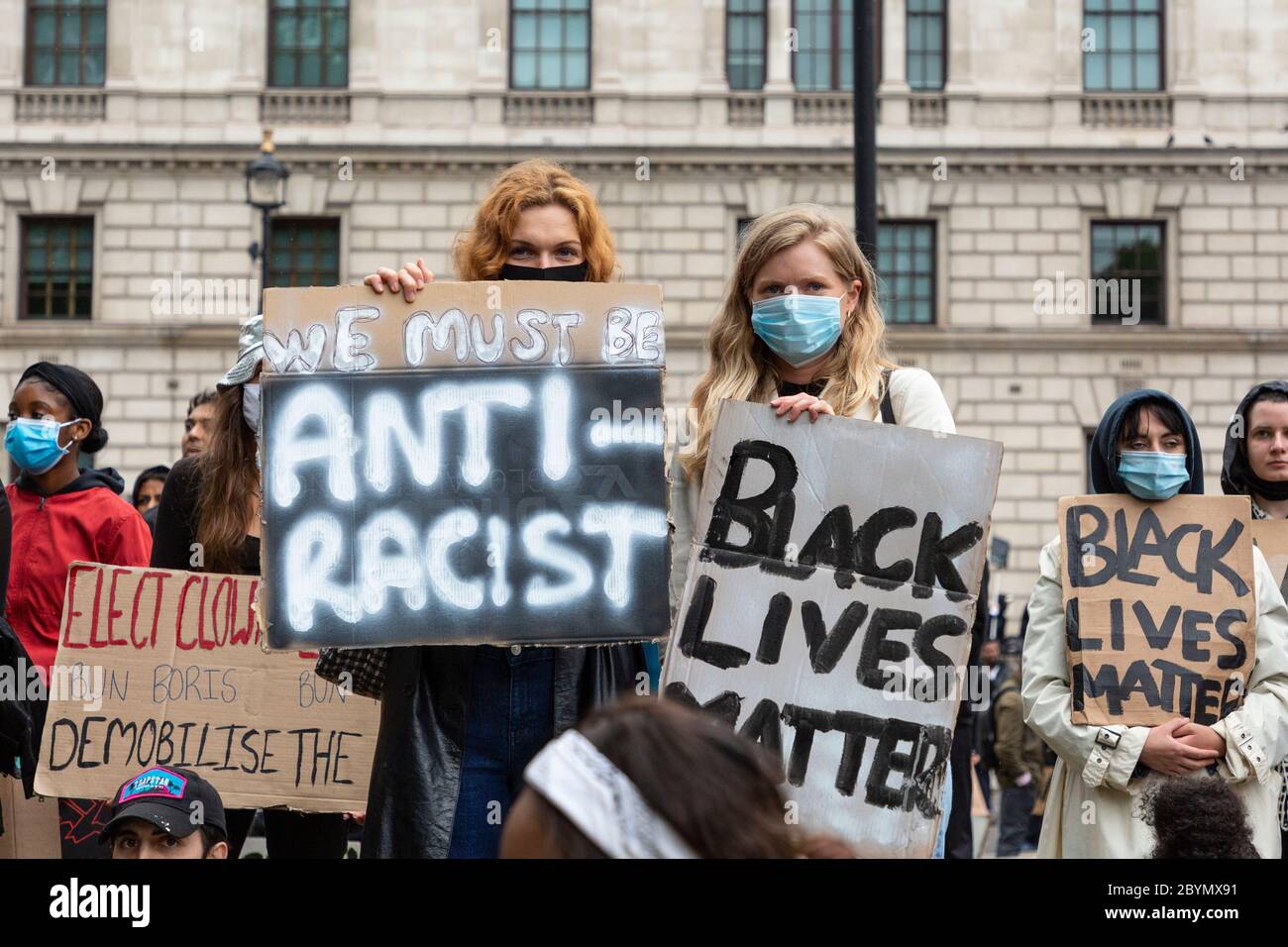 Deux femmes debout avec des signes de protestation sur la place du Parlement lors d'une manifestation Black Lives Matters, Londres, 7 juin 2020 Banque D'Images