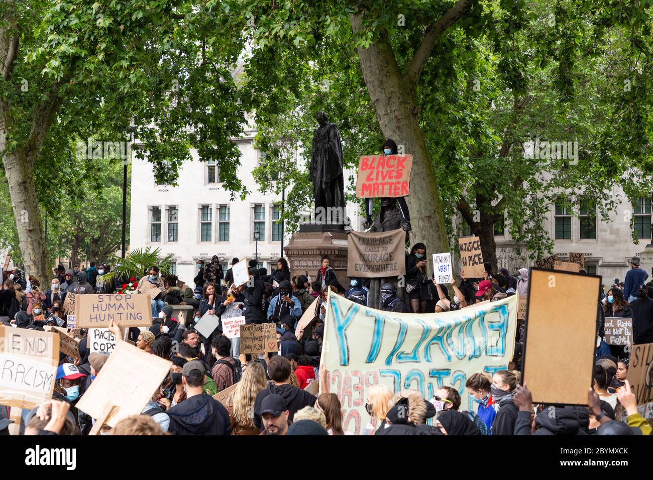 Une foule de manifestants s'est réunie sur la place du Parlement lors d'une manifestation Black Lives Matters, Londres, le 7 juin 2020 Banque D'Images