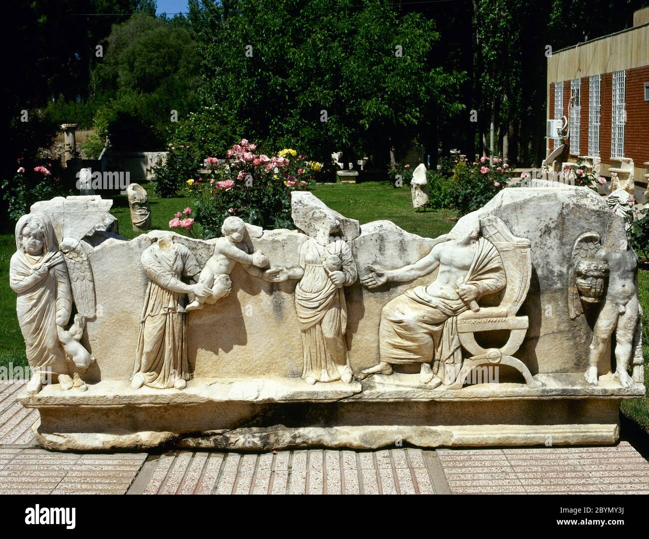 Sarcophage romain décoré de reliefs. Scène familiale. Fille esclave montrant un bébé à un couple marié. Deux putti sont représentés aux deux extrémités du sarcophage. Musée Aphodisias. Turquie Banque D'Images