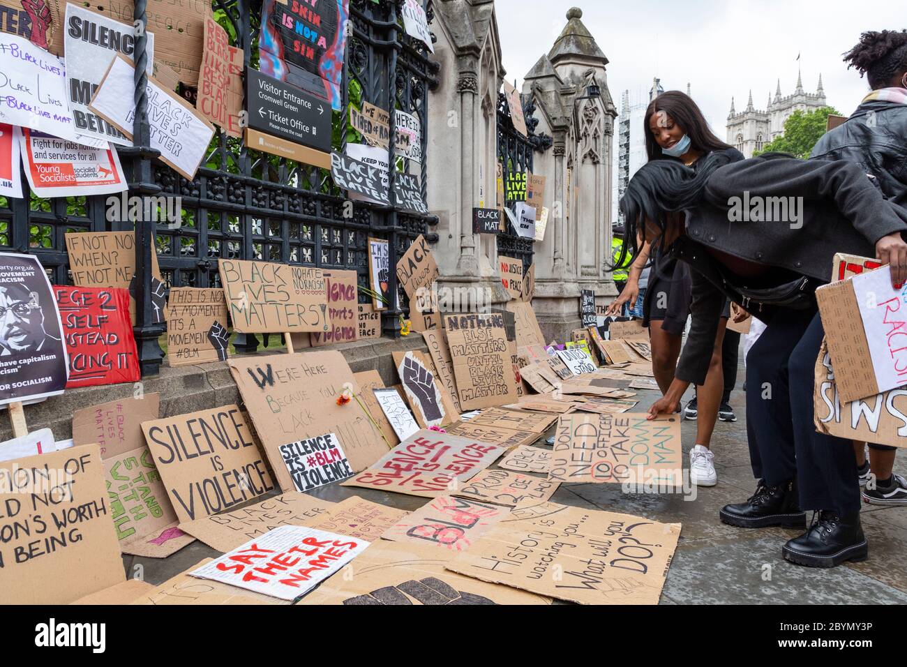Des manifestants postaient des panneaux devant le palais de Westminster après une manifestation Black Lives Matters, Parliament Square, Londres, 7 juin 2020 Banque D'Images