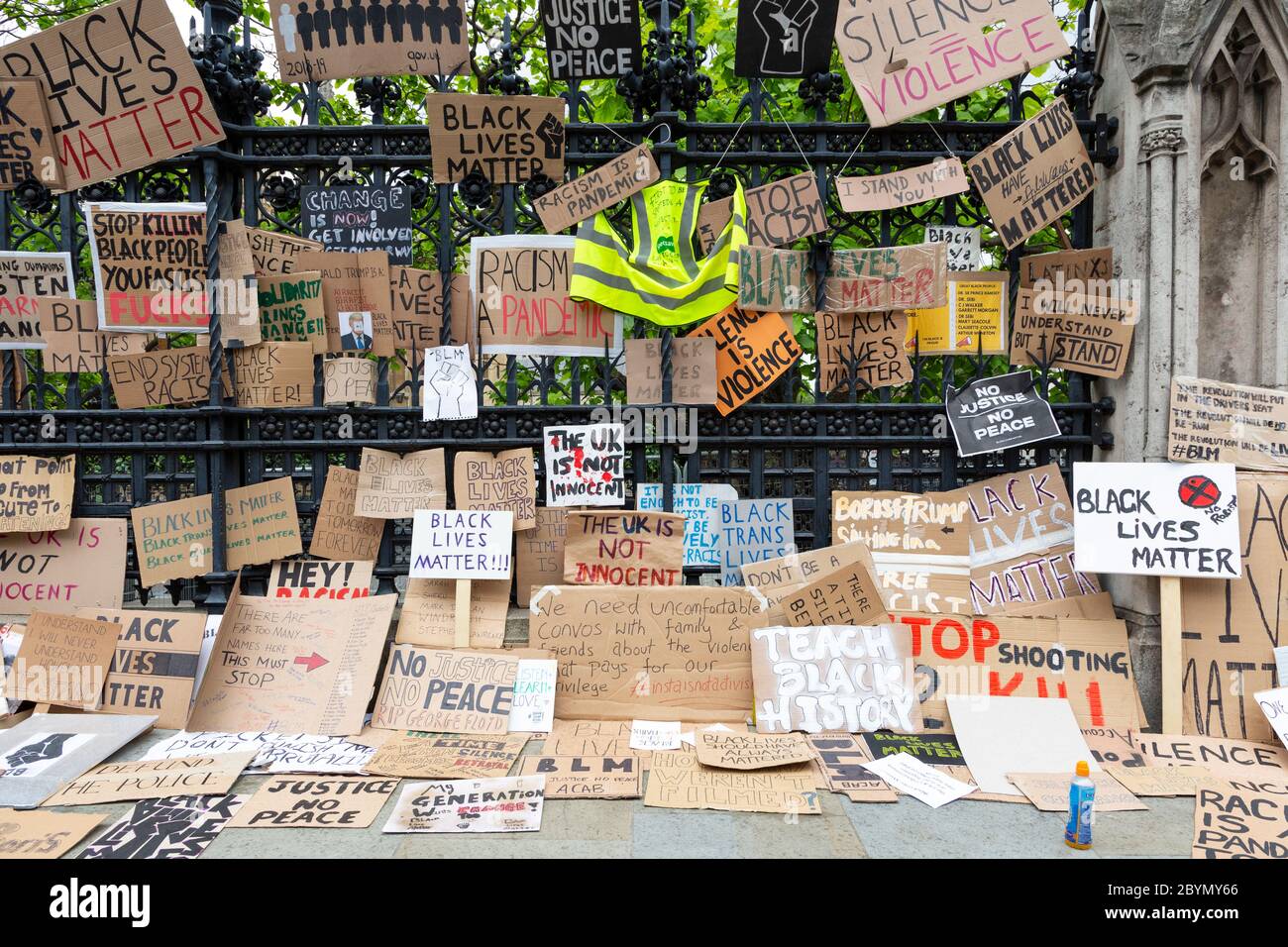 De nombreux panneaux de protestation sont placés à l'extérieur du Palais de Westminster après une manifestation Black Lives Matters, Parliament Square, Londres, 7 juin 2020 Banque D'Images