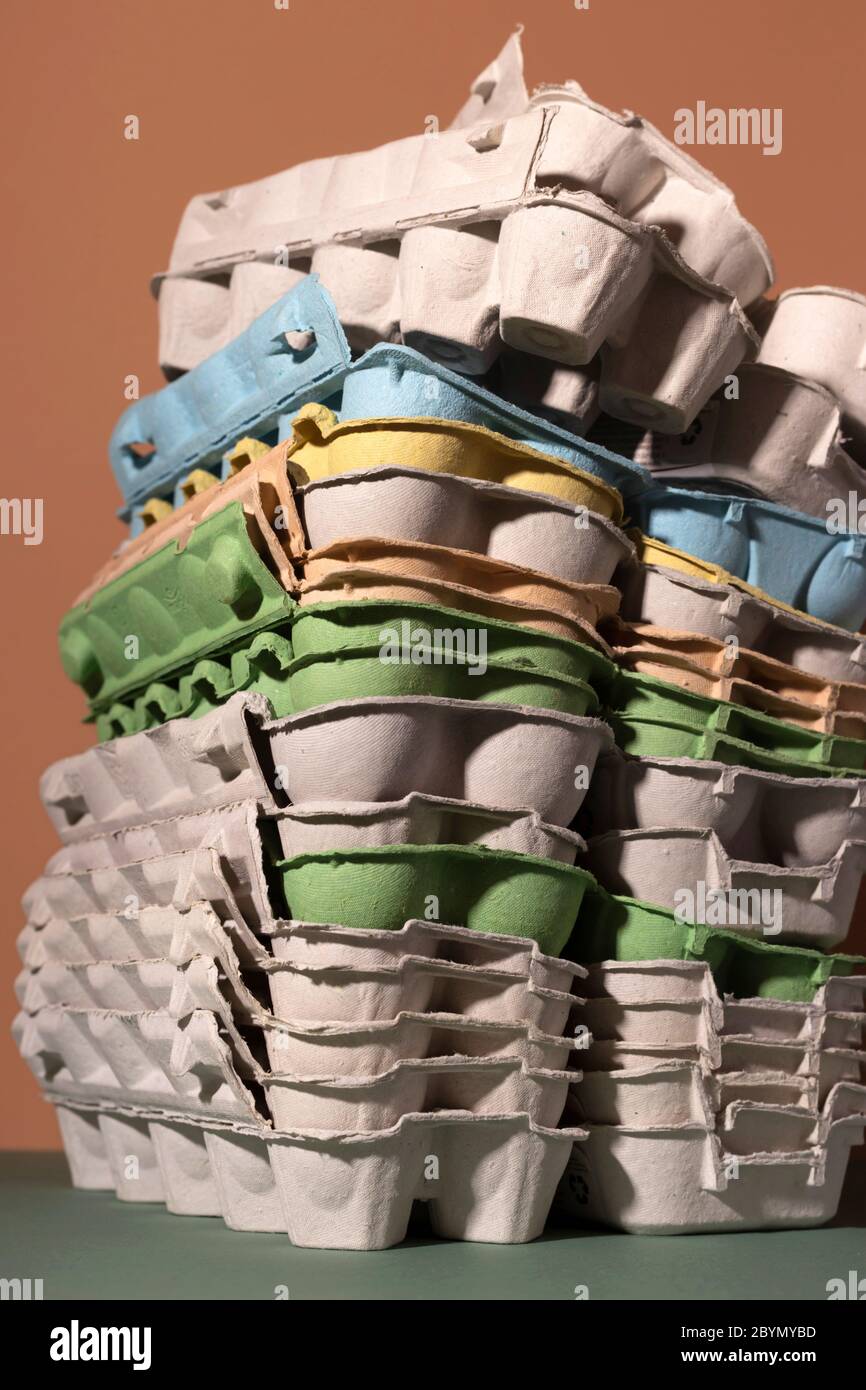 Plateaux colorés à base d'œufs. Concept de collecte des ordures pour recyclage. Banque D'Images