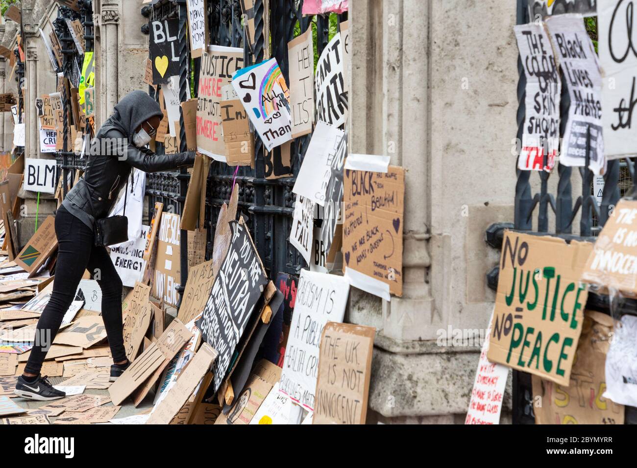 Un manifestant pose un panneau devant le Palais de Westminster après une manifestation Black Lives Matters, Parliament Square, Londres, 7 juin 2020 Banque D'Images