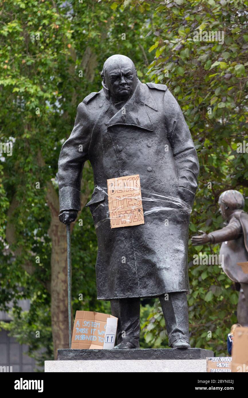 La statue de Winston Churchill sur la place du Parlement lors d'une manifestation Black Lives Matter, Londres, 7 juin 2020 Banque D'Images