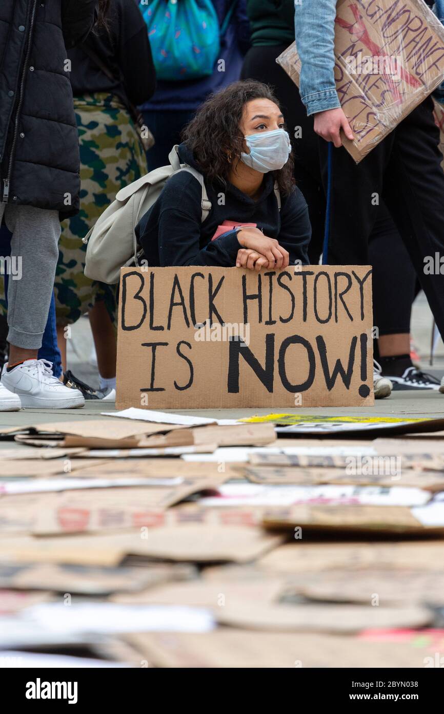 Une jeune fille s'est querelle à côté des panneaux de protestation présentés devant le Palais de Westminster, Black Lives Matters Protest, Parliament Square, Londres, 7 juin 2020 Banque D'Images