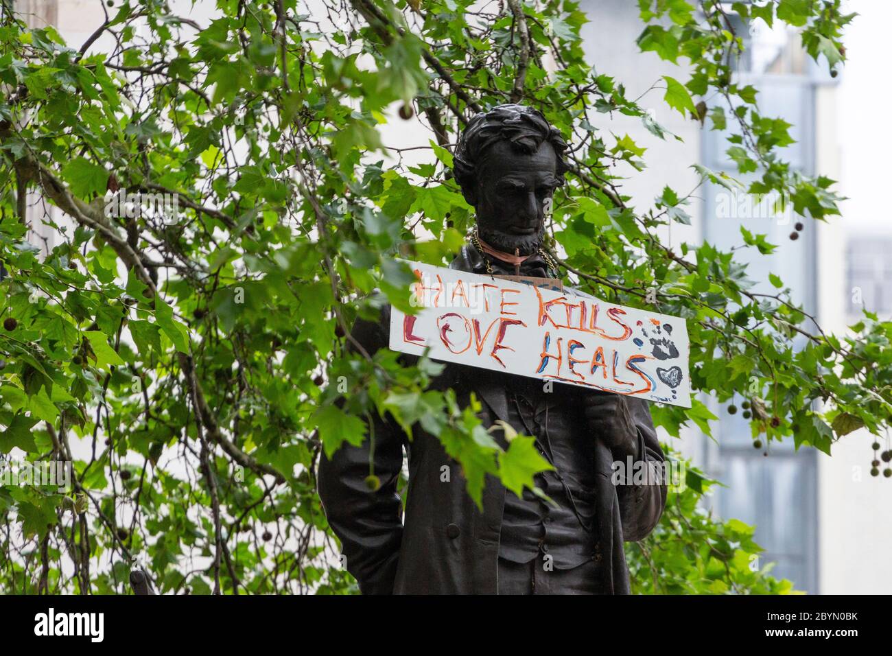 Gros plan de la statue d'Abraham Lincoln sur la place du Parlement avec un panneau autour du cou, Black Lives Matters Protest, Londres, 7 juin 2020 Banque D'Images