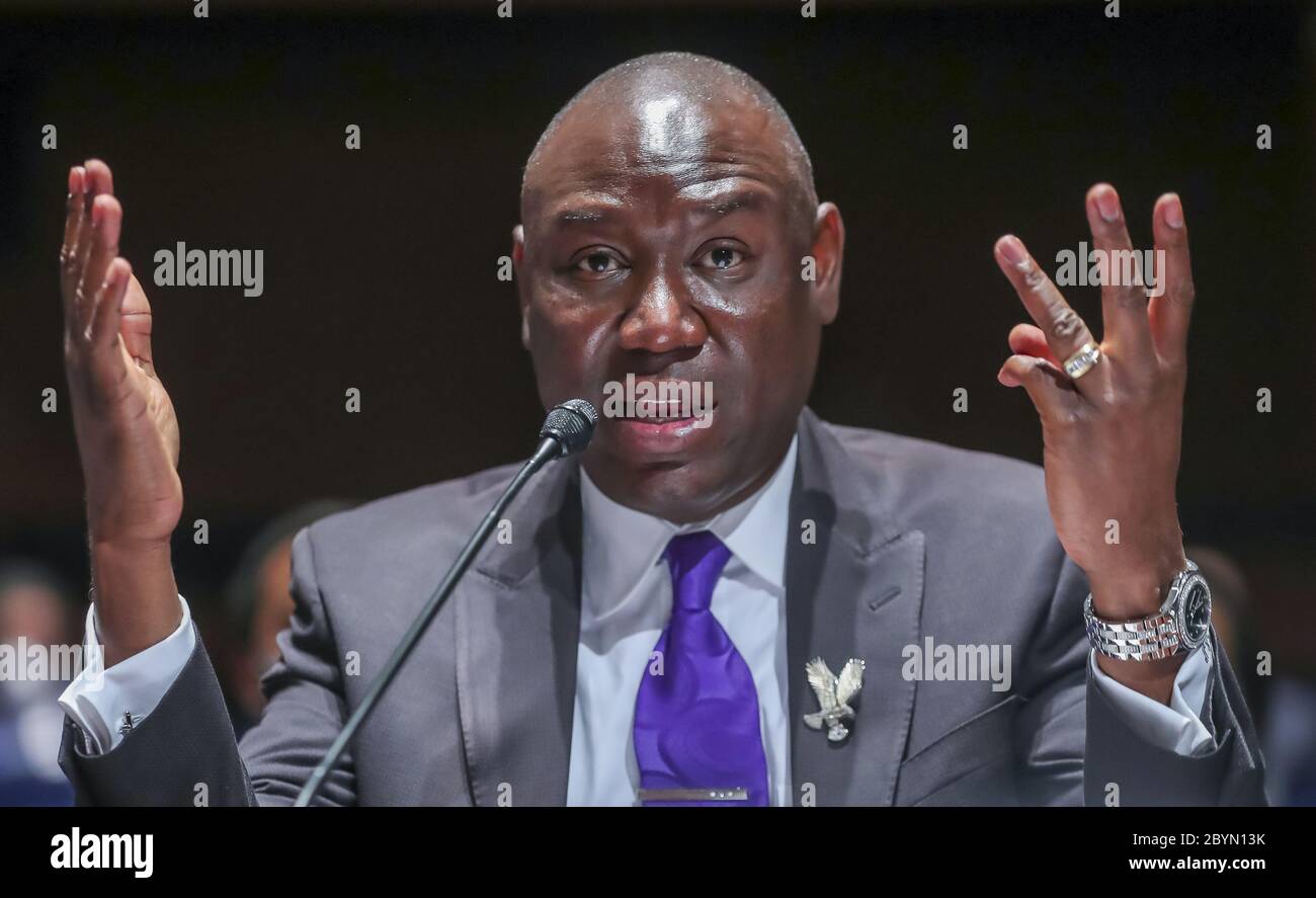 Washington, États-Unis. 10 juin 2020. Le procureur des droits civils Benjamin Crump parle lors d'une audience de la Commission judiciaire de la Chambre des communes pour discuter de brutalité policière et de profilage racial le mercredi 10 juin 2020. Le comité étudie les pratiques policières et la responsabilité à la lumière du décès de George Floyd alors qu'il était en détention à Minneapolis à la fin de mai. Photo de pool par Michael Reynolds/UPI crédit: UPI/Alay Live News Banque D'Images