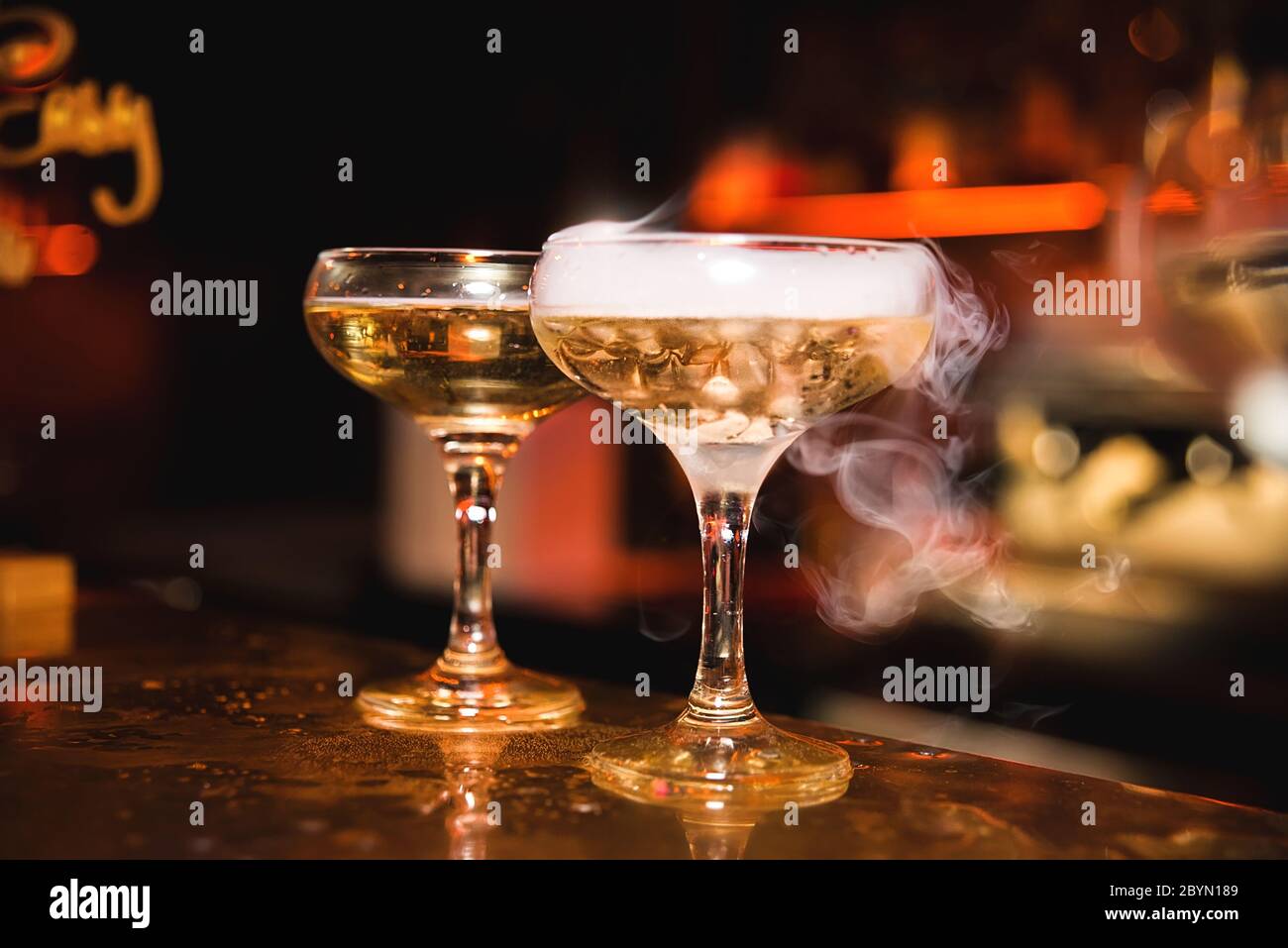 Cocktail avec de la fumée dans le club de nuit, la vie nocturne Banque D'Images