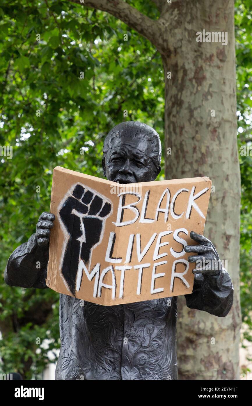 La statue de Nelson Mandela sur la place du Parlement avec un panneau entre ses mains, lors d'une manifestation Black Lives Matters, Londres, 7 juin 2020 Banque D'Images