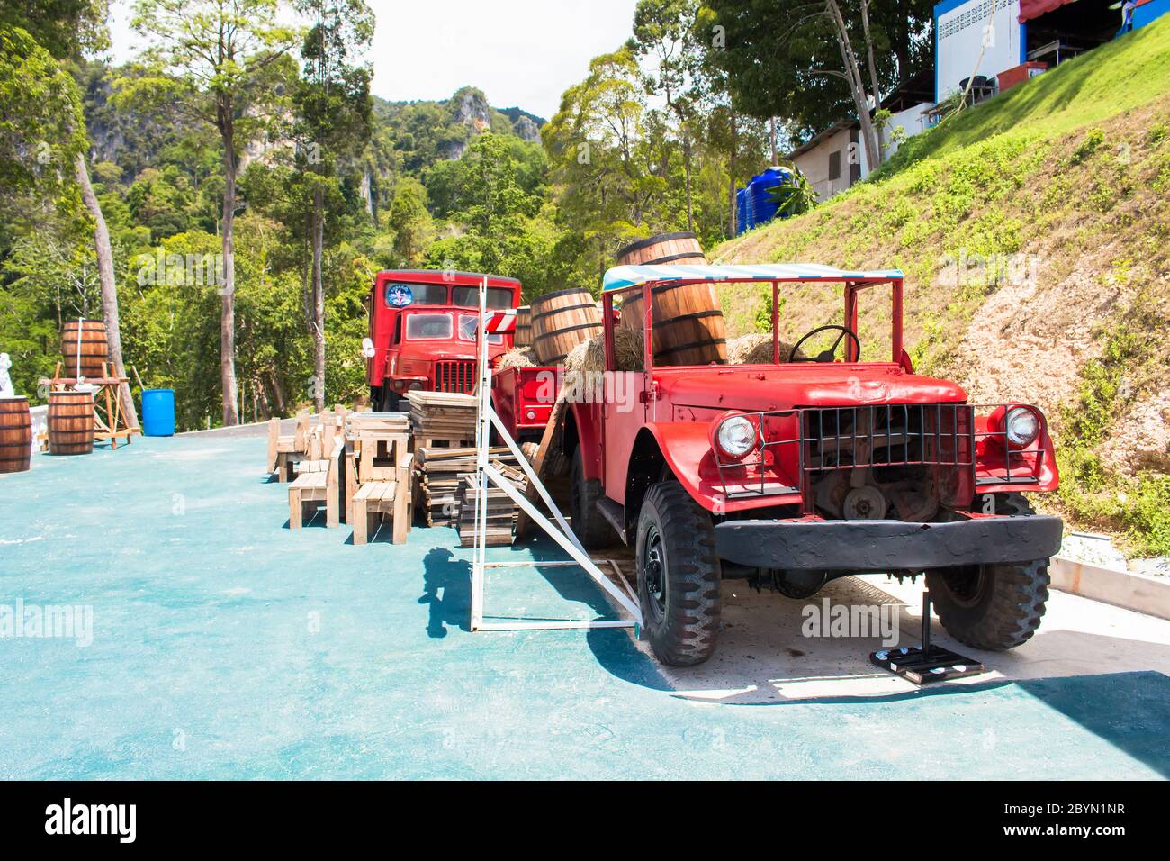 vieux camions et vue sur le paysage dans le jardin de 7 paradis krabi thaïlande Banque D'Images