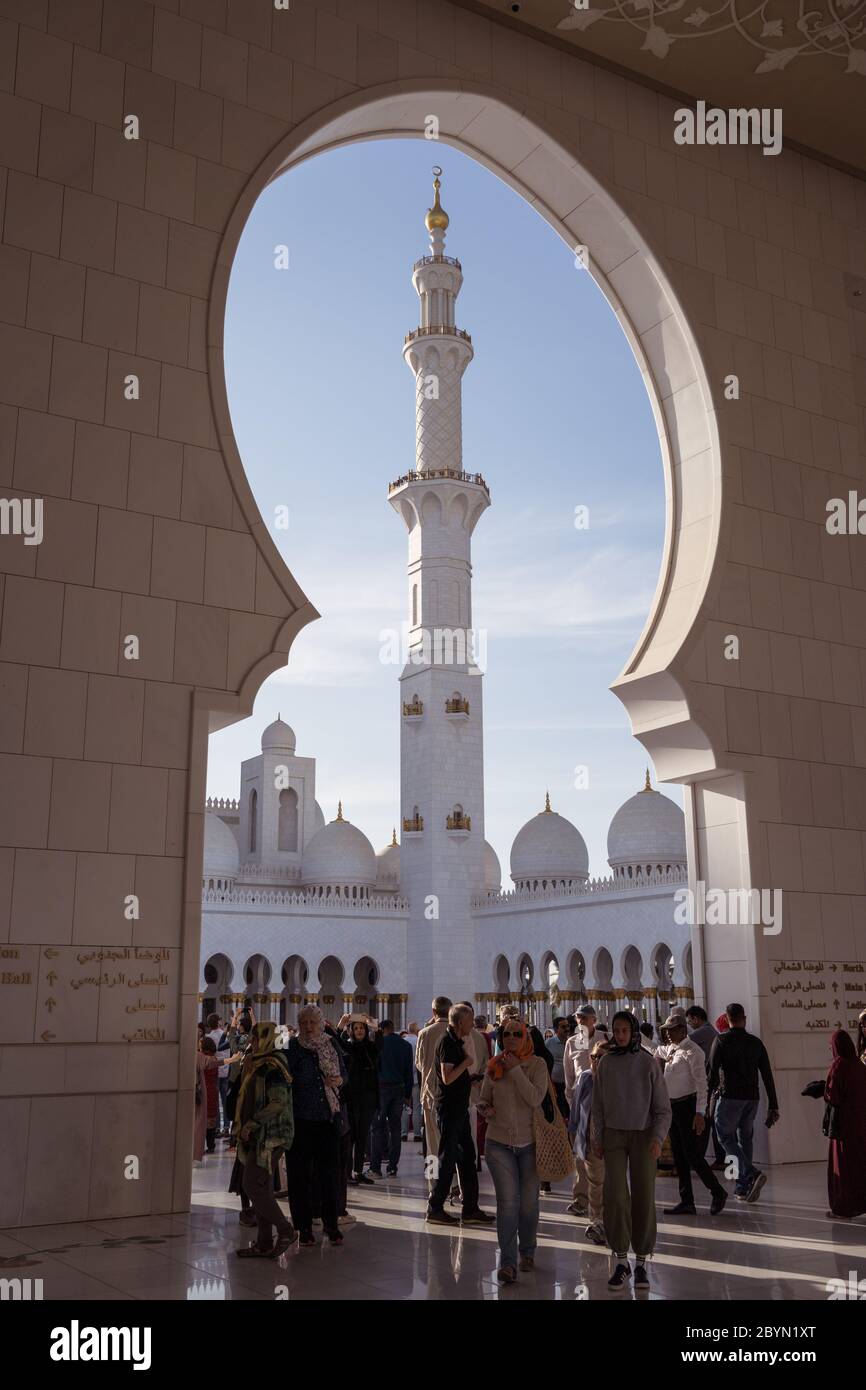 Abu Dhabi / Émirats arabes Unis - 5 février 2020 : grand groupe de touristes sous la porte voûtée de la Grande Mosquée Sheikh Zayed Banque D'Images