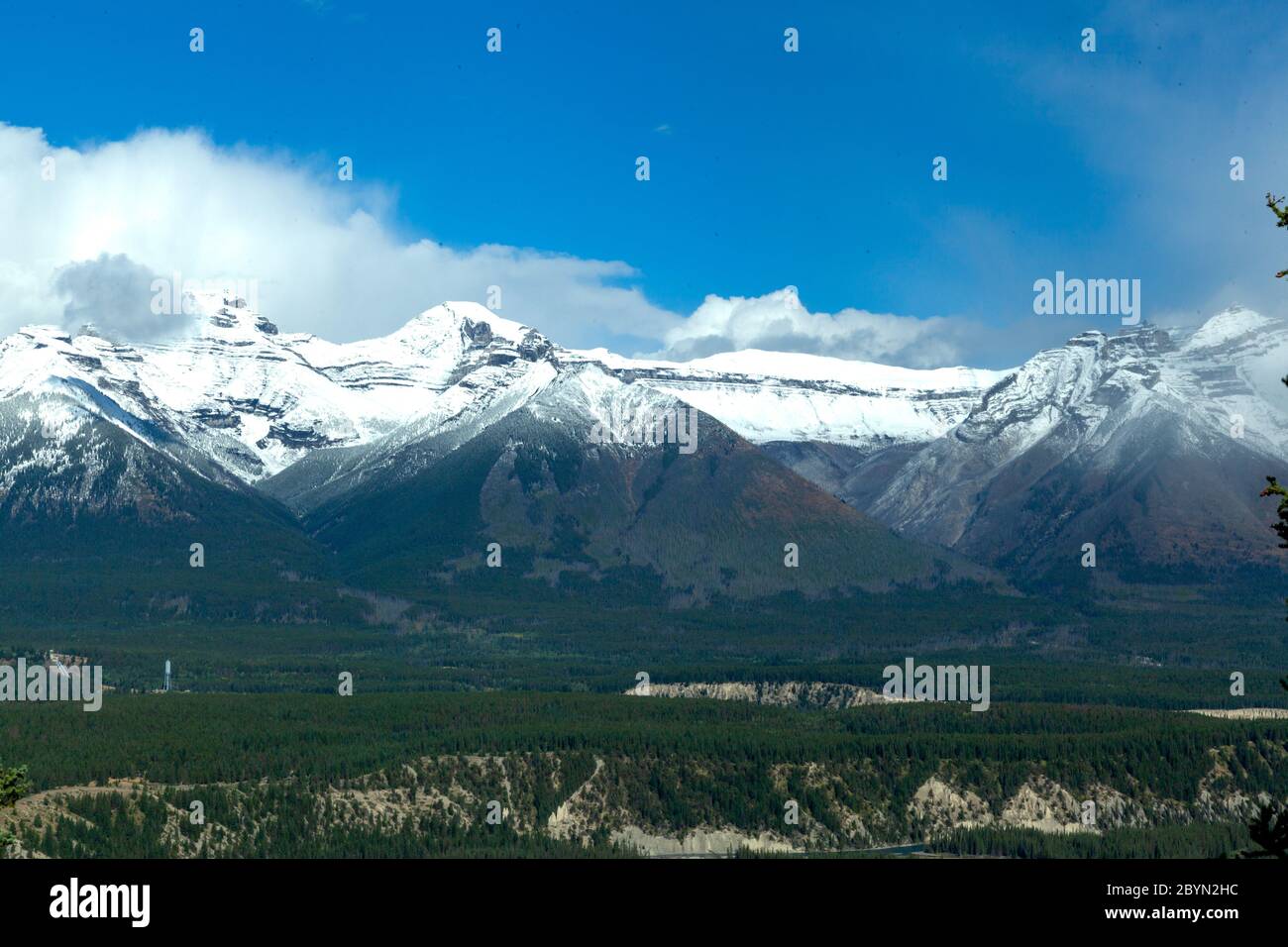 Vue sur le mont Norquay et le pic de neige depuis le sentier du mont tunnel, parc national Banff, Canada Banque D'Images