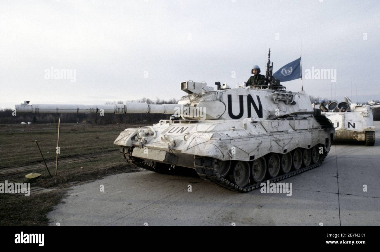 7 mars 1994 pendant la guerre en Bosnie : un char de combat principal du léopard danois 1A5 de Nordbat 2 à l'aéroport de Tuzla. Banque D'Images
