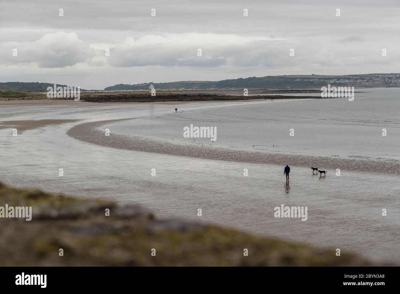 PORTHCAWL, PAYS DE GALLES - 10 JUIN 2020 - les résidents locaux ont vu marcher sous la pluie sur la plage de Trecco Bay, alors que le bureau met émet un avertissement jaune pour la pluie au pays de Galles. Crédit photo : John Smith / Alamy Live News Banque D'Images