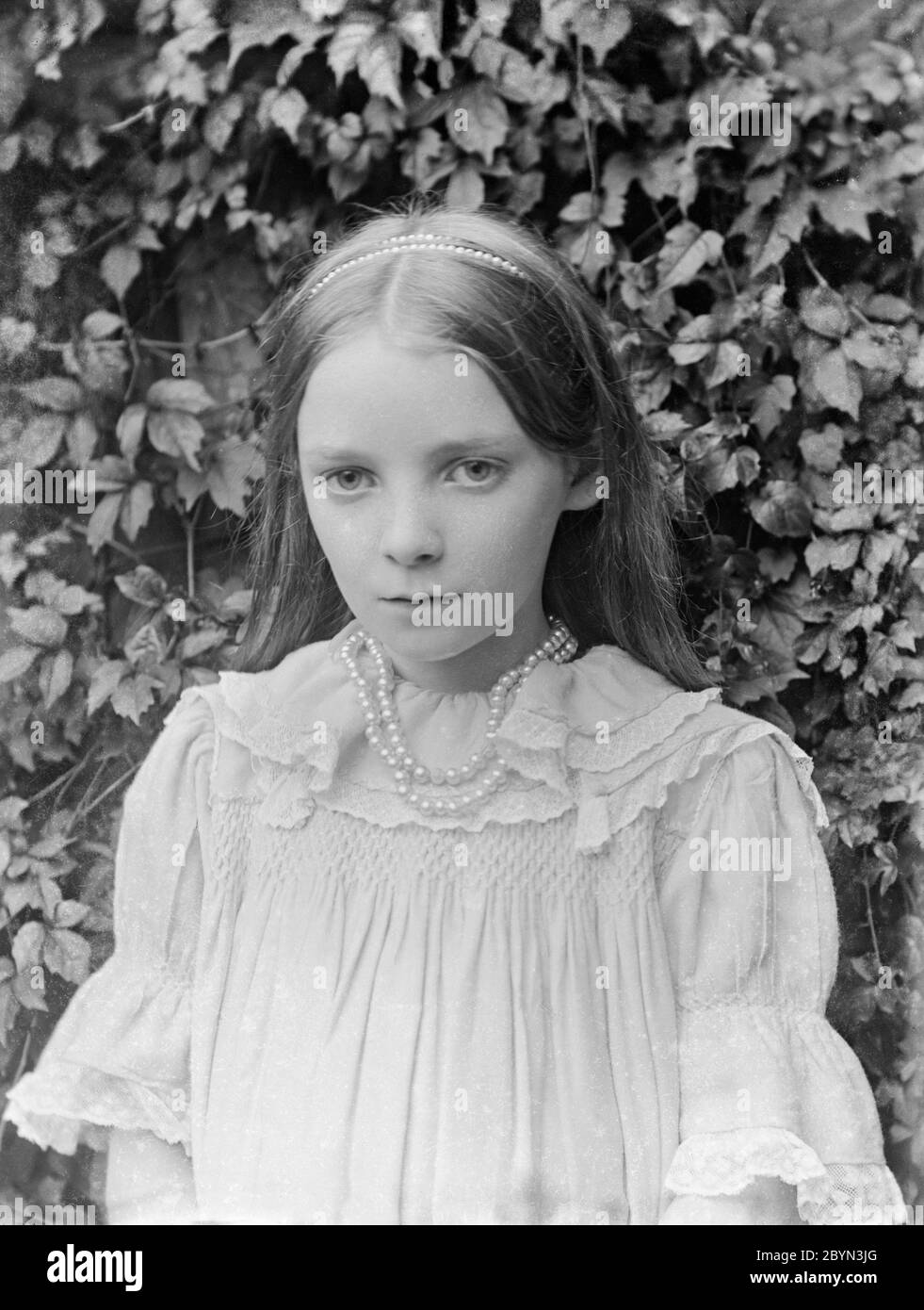 Photographie anglaise vintage noire et blanche d'une jeune fille, de style victorien tardif ou édouardien précoce, montrant la mode et le style de l'époque. Banque D'Images