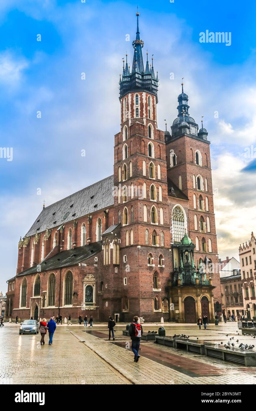 Vieille ville de Cracovie la nuit église Sainte Marie. Cracovie Pologne. Banque D'Images