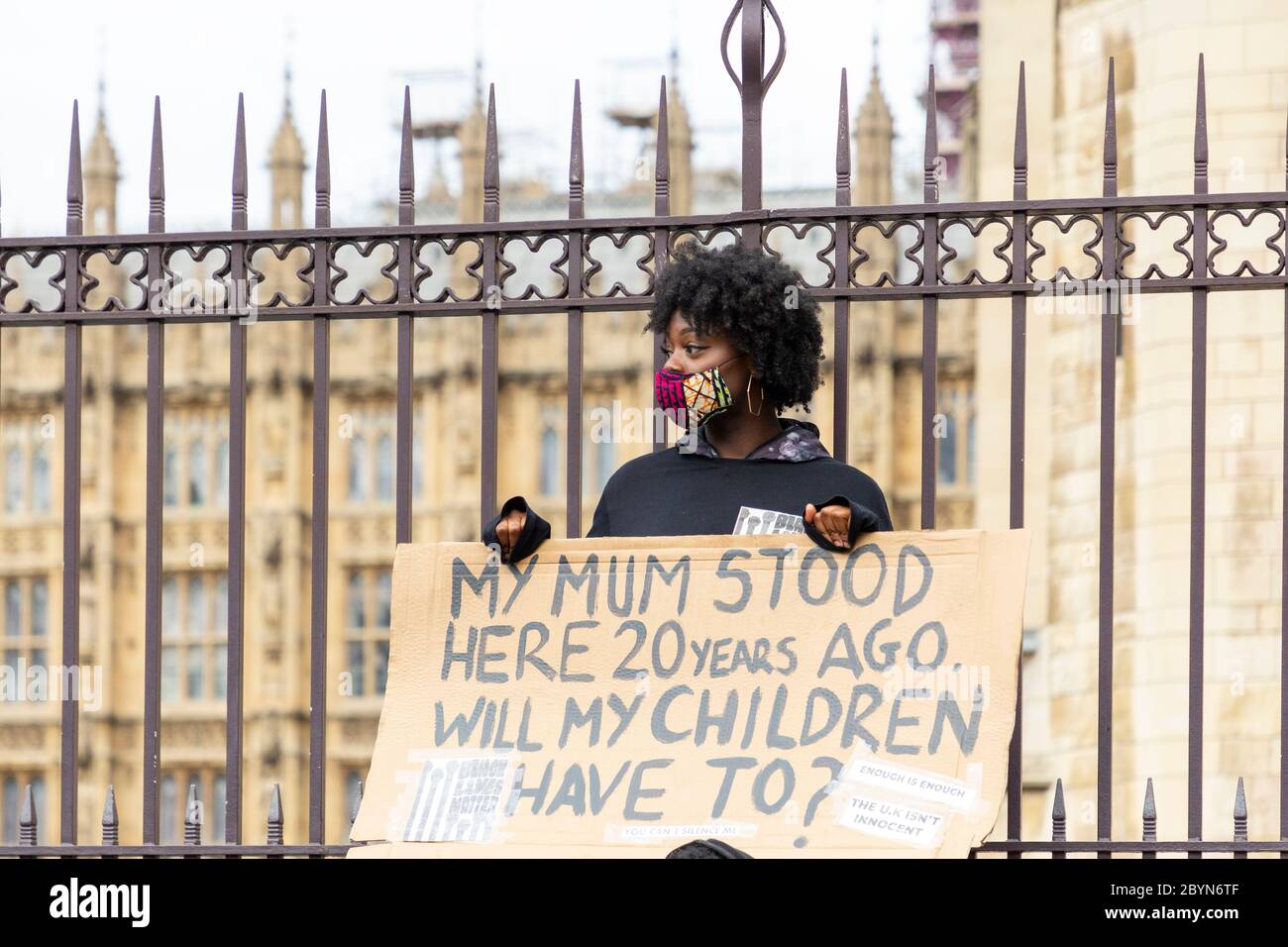 Une femme noire portant un panneau devant le Palais de Westminster lors d'une manifestation Black Lives Matters, Parliament Square, Londres, 7 juin 2020 Banque D'Images