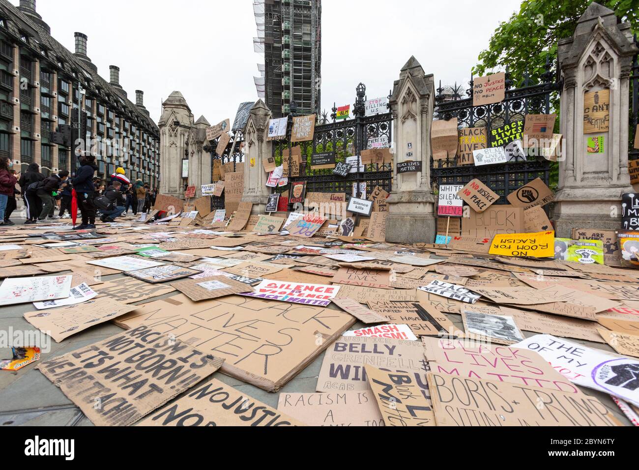 De nombreux panneaux de protestation sont placés à l'extérieur du Palais de Westminster après une manifestation Black Lives Matters, Parliament Square, Londres, 7 juin 2020 Banque D'Images