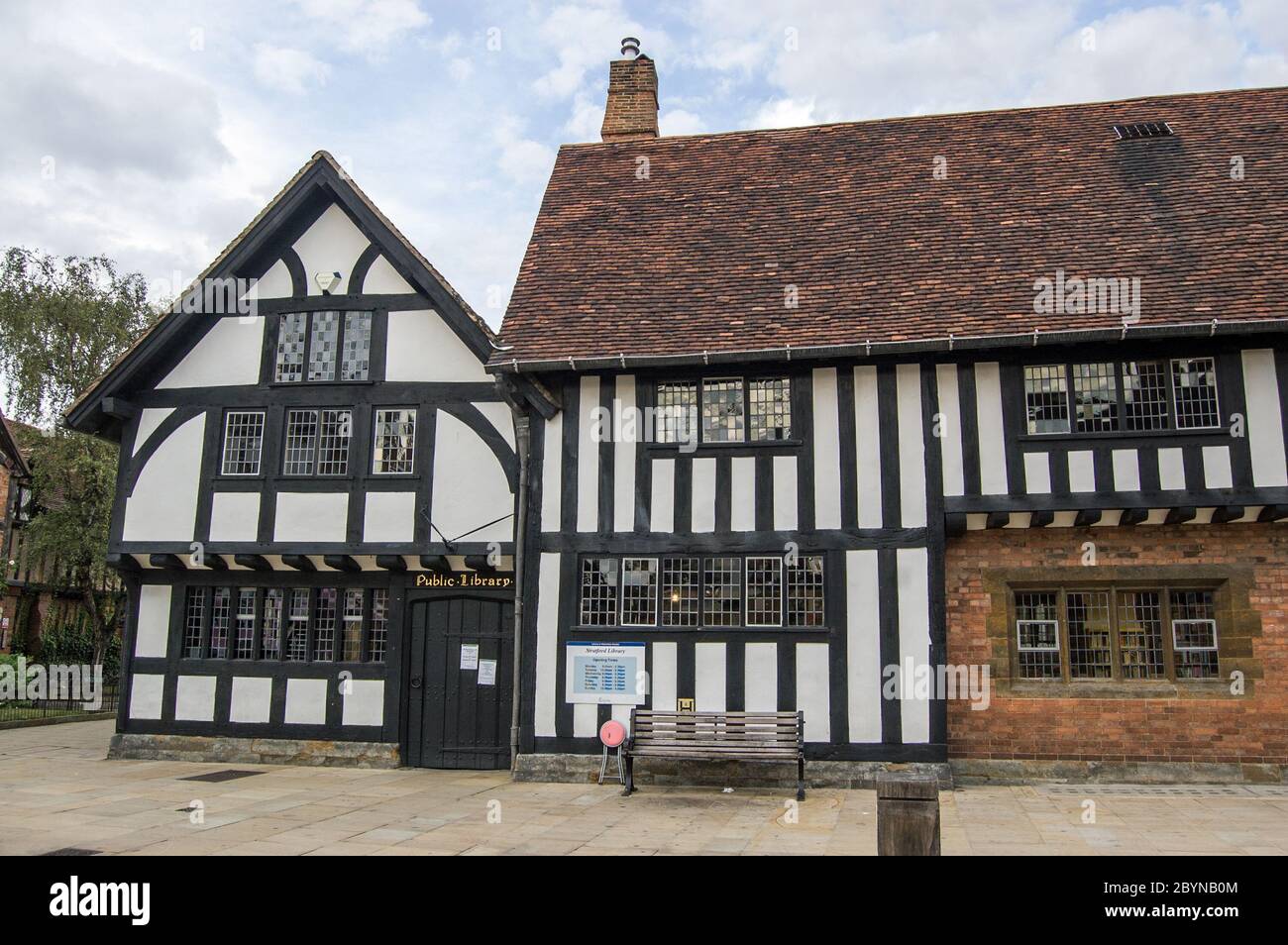 Stratford Upon Avon, Royaume-Uni - 22 août 2011 : bibliothèque publique, Stratford Upon Avon, Warwickshire. Bâtiment Tudor près de la naissance de William Shakespeare Banque D'Images