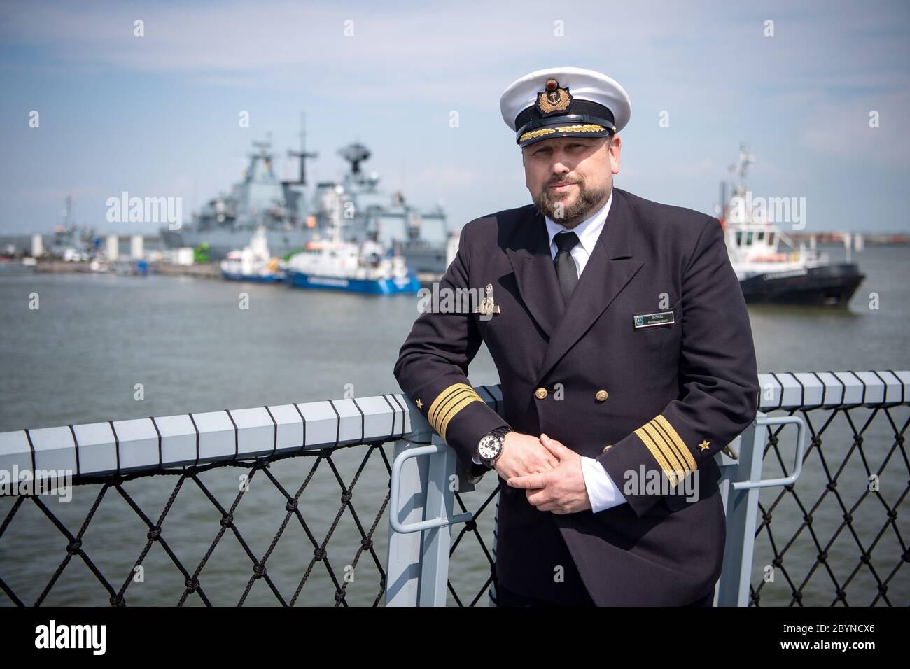 Wilhelmshaven, Allemagne. 10 juin 2020. Le capitaine frégate Stefan Schulz est debout sur la 'Rhénanie-du-Nord-Westphalie'. La Marine a mis en service la deuxième des quatre nouvelles frégates de la classe F 125. Le Nordrhein-Westfalen est le navire jumeau du Bade-Wurtemberg qui a rejoint la flotte il y a un an. Le navire a été construit pour des opérations de stabilisation maritime à long terme. Credit: Sina Schuldt/dpa pool/dpa/Alay Live News Banque D'Images