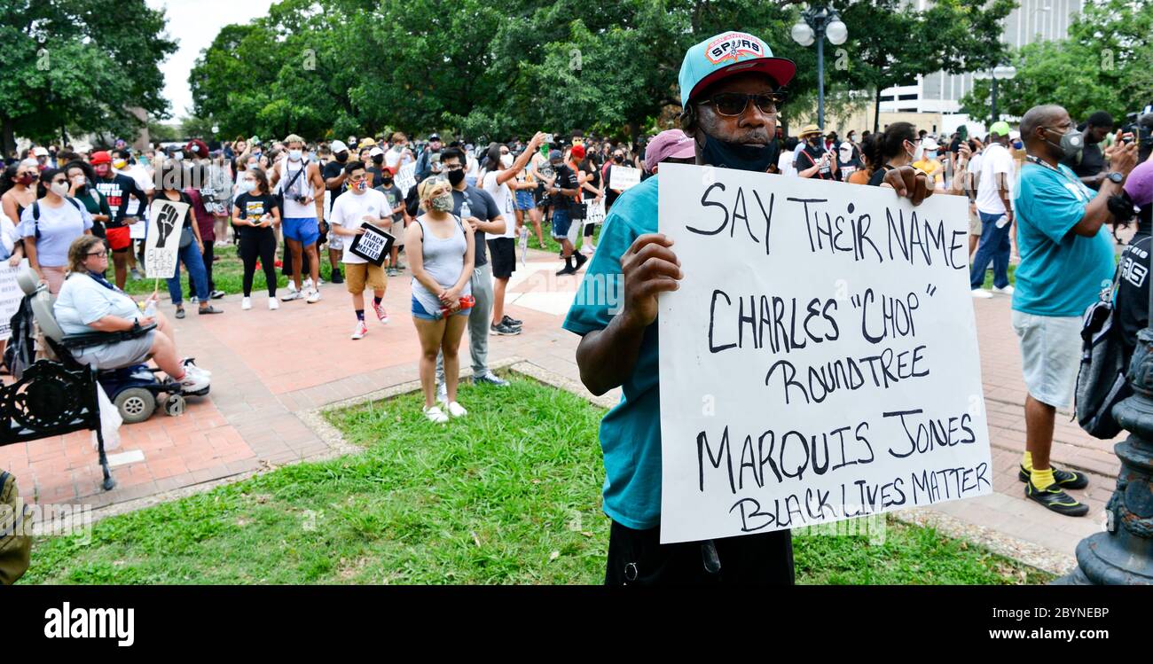 KENNETH MCDAVID tient un panneau pendant un démonstrateur de Black Lives à travers le centre-ville de San Antonio pour protester contre les meurtres de Marquise Jones et Charles Roundtree par la police de San Antonio.les marcheurs sont allés du parc Milam de la ville au palais de justice du comté de Bexar. La démonstration a été pacifique et aucune arrestation n'a été effectuée. Banque D'Images