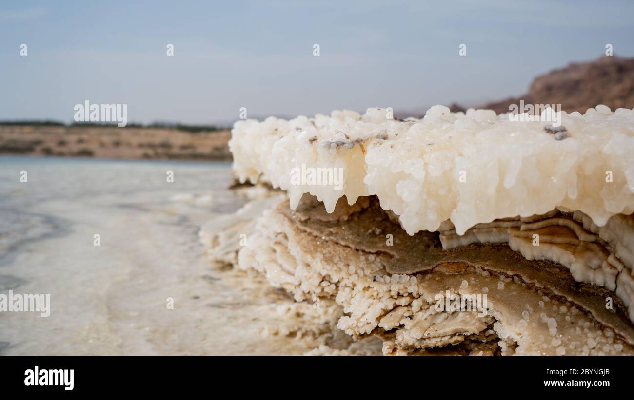 Cristaux de sel naturel à la mer Morte - le point le plus bas sur terre. Paysage naturel pur Banque D'Images