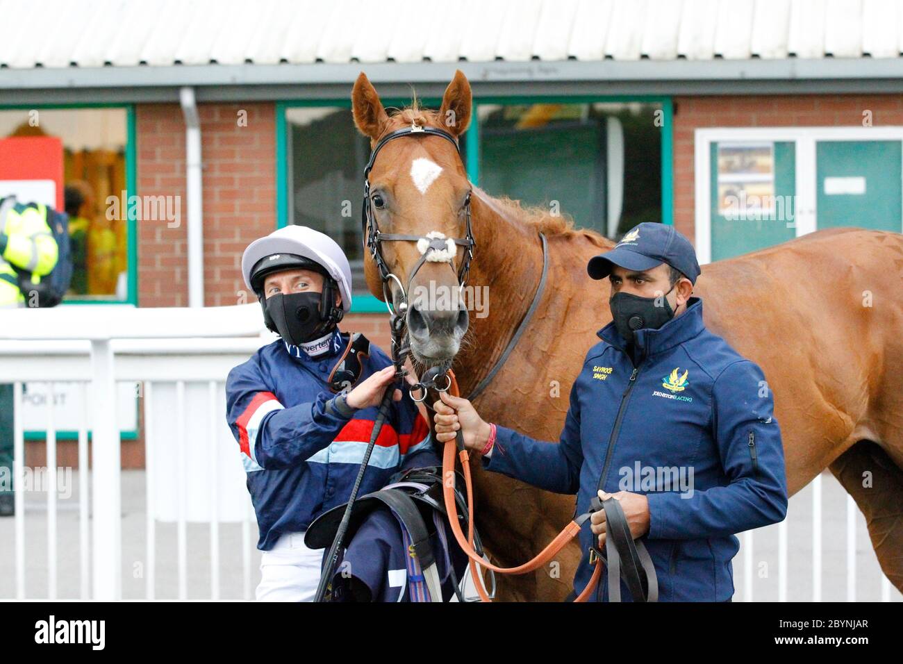 Streak Lightning et P J McDonald après avoir remporté les piquets de la piste Sky Sports Racing Sky 415 Maiden à l'hippodrome de Wolverhampton. Banque D'Images