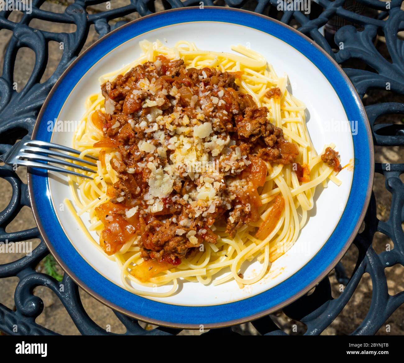 Cuisine italienne Spaghetti bolognaise à base de bœuf haché et de sauce tomate, nappée de fromage et de poivre noir sur une table moulée Banque D'Images
