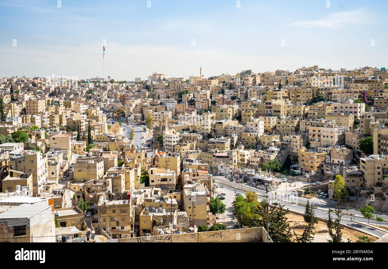Vue sur la ville depuis la Citadelle d'Amman ou Jabal al-Qall'aa, un site historique de la période néolithique, au cœur du centre-ville d'Amman en Jordanie Banque D'Images