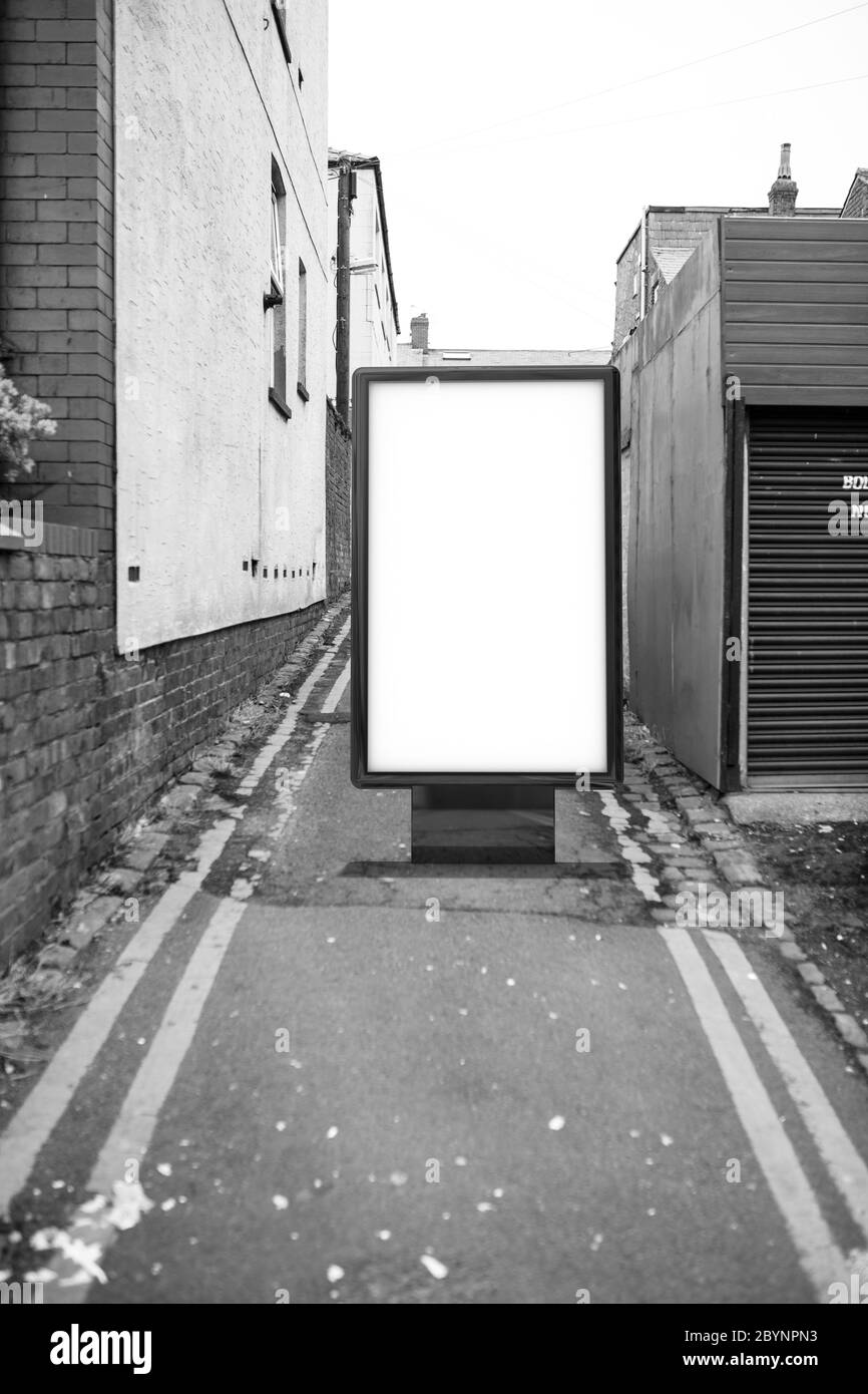Affiche panneau sur la ville sale ruelle arrière-plan .affiche vierge panneau publicitaire maquette dans la rue Banque D'Images