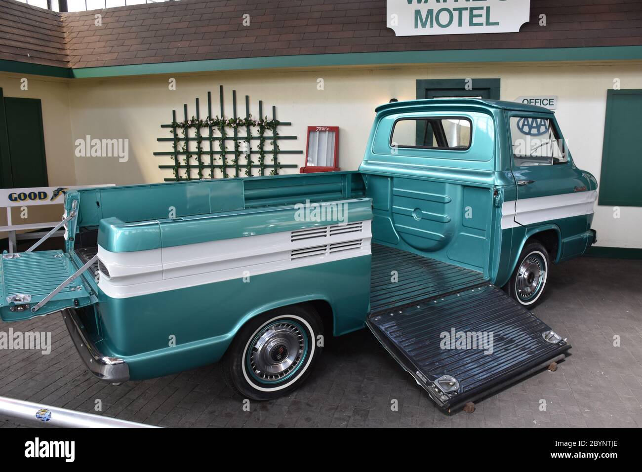 Un camion de pick-up sur rampe côté Corvair de Chevrolet exposé au North Carolina Transportation Museum. Banque D'Images