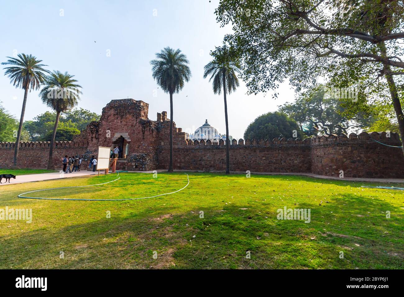 Humayun's Tomb, Delhi - vue d'entrée sur le premier jardin-tombeau sur le sous-continent indien. Le Tomb est un excellent exemple d'architecture perse. Banque D'Images