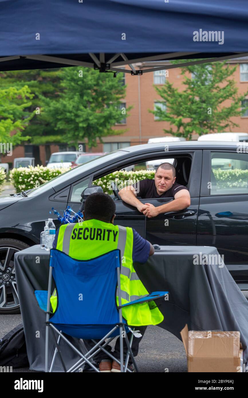 Detroit, Michigan, États-Unis. 10 juin 2020. Pendant la pandémie du coronavirus, Allied Universal, une importante société de sécurité, a tenu un salon de l'emploi de passage dans un parc de stationnement d'église. L'événement a permis aux candidats aux postes d'agent de sécurité de maintenir leur distance sociale tout au long du processus d'entrevue. Crédit : Jim West/Alay Live News Banque D'Images