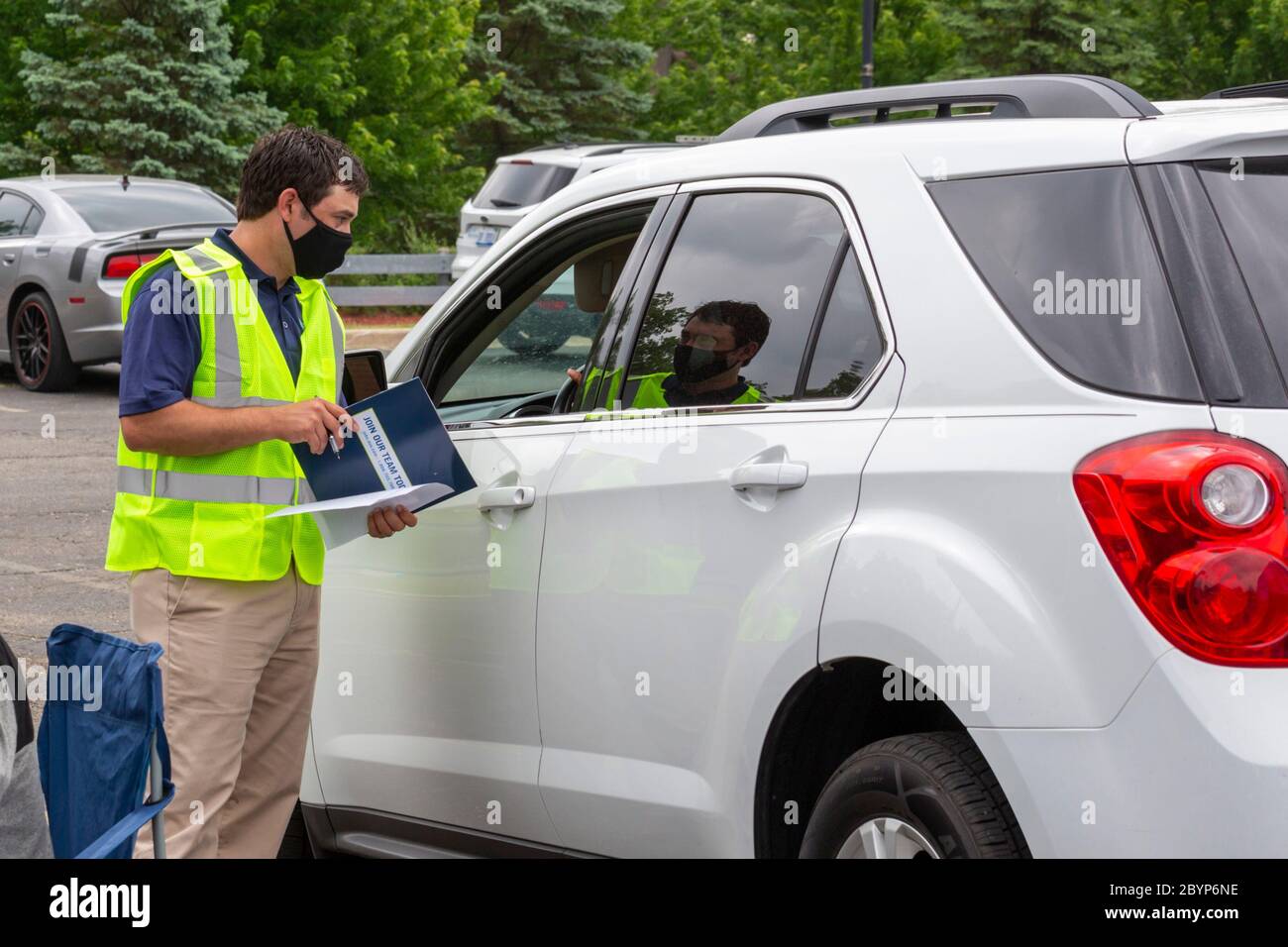 Detroit, Michigan, États-Unis. 10 juin 2020. Pendant la pandémie du coronavirus, Allied Universal, une importante société de sécurité, a tenu un salon de l'emploi de passage dans un parc de stationnement d'église. L'événement a permis aux candidats aux postes d'agent de sécurité de maintenir leur distance sociale tout au long du processus d'entrevue. Crédit : Jim West/Alay Live News Banque D'Images