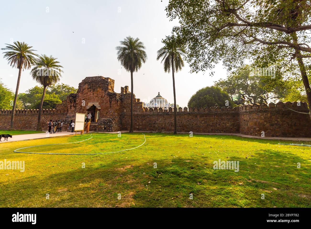Humayun's Tomb, Delhi - vue d'entrée sur le premier jardin-tombeau sur le sous-continent indien. Le Tomb est un excellent exemple d'architecture perse. Banque D'Images