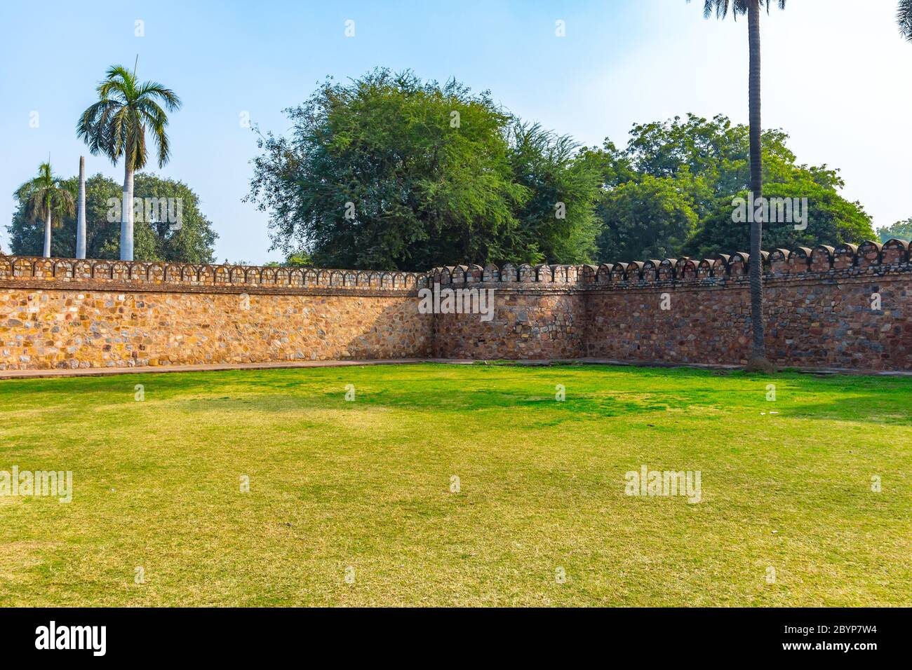 Humayun's Tomb, Delhi - vue d'entrée sur le premier jardin-tombeau sur le sous-continent indien. Le Tomb est un excellent exemple d'architecture perse. Banque D'Images
