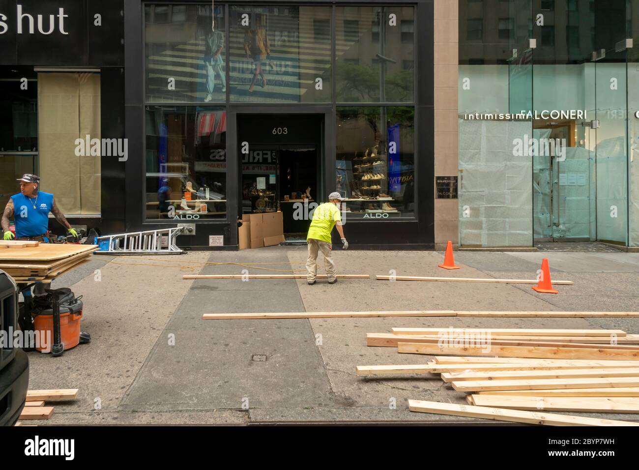 Le magasin de chaussures Aldo a été pillé à New York après les précédentes nuits de pillage et de vandalisme associées aux manifestations liées à la mort de George Floyd, vu le mardi 2 juin 2020. (© Richard B. Levine) Banque D'Images