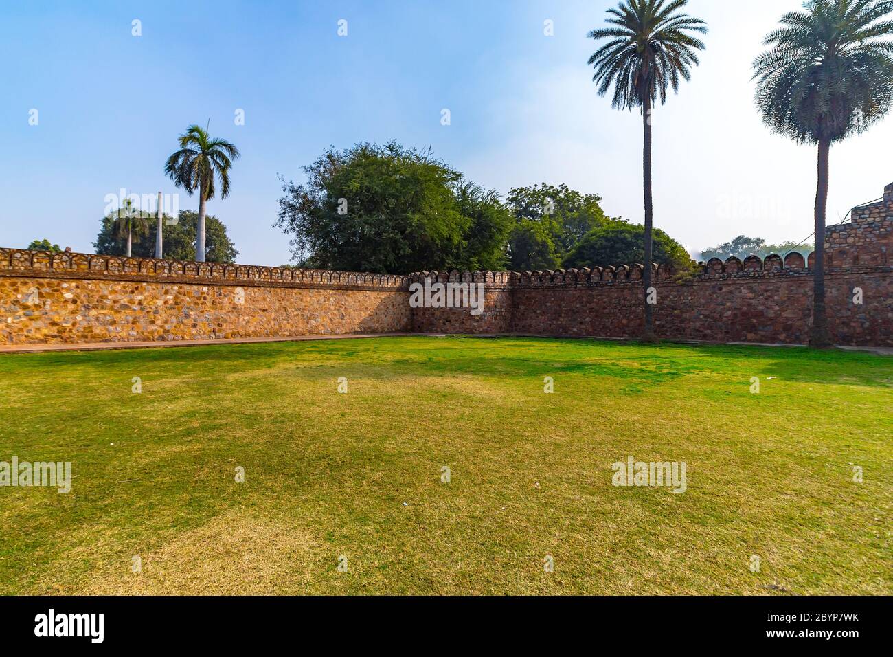 Humayun's Tomb, Delhi - vue d'entrée sur le premier jardin-tombeau sur le sous-continent indien. Le Tomb est un excellent exemple d'architecture perse. Banque D'Images