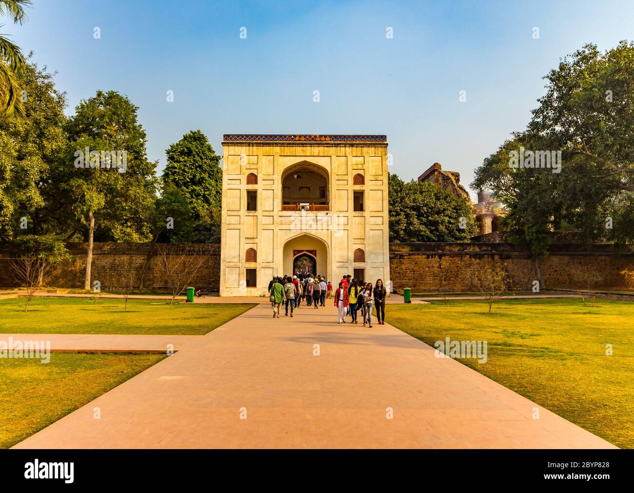 Vue royale sur le premier jardin-tombe du sous-continent indien. Le Tomb est un excellent exemple d'architecture perse. Situé dans le Nizamuddin Banque D'Images