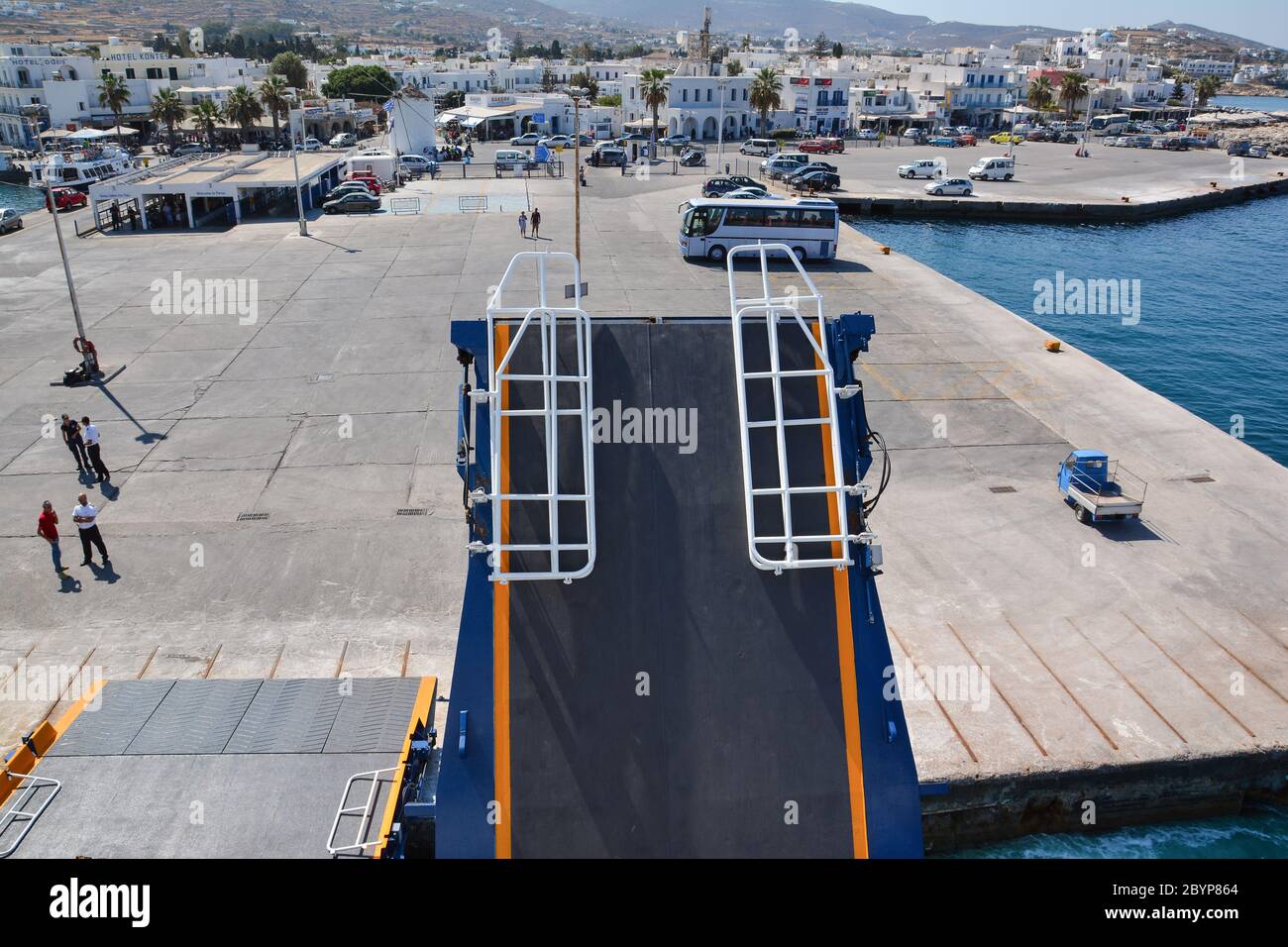 PAROS, GRÈCE - 17 SEPTEMBRE 2016 : un ferry part du port de l'île de Paros, Grèce. Paros est une belle île des Cyclades. Banque D'Images