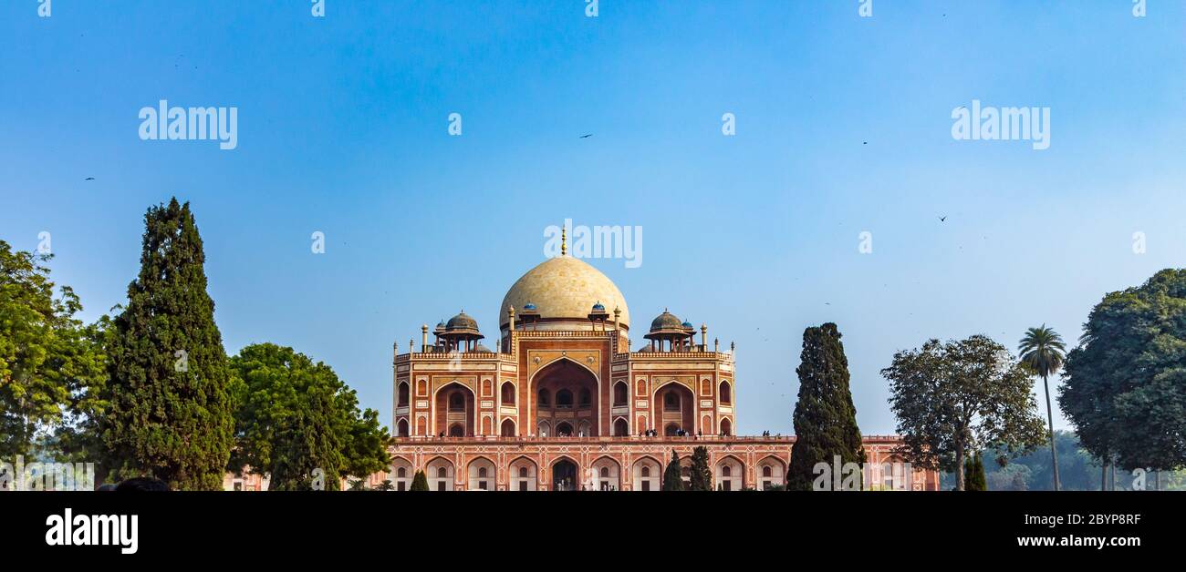 Vue royale sur le premier jardin-tombe du sous-continent indien. Le Tomb est un excellent exemple d'architecture perse. Situé dans le Nizamuddin Banque D'Images