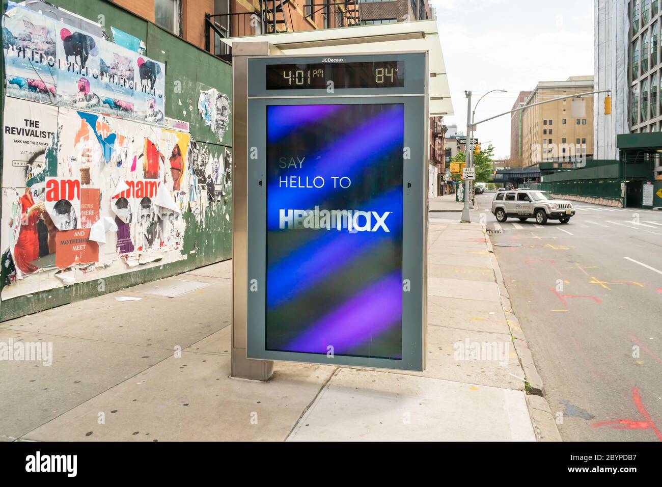 Publicité sur un abri d'autobus à New York pour le nouveau service de streaming HBOMax le jeudi 4 juin 2020. HBOMax a débuté la semaine dernière et il est indiqué qu'il était encore en train de négocier l'utilisation de son service de streaming sur les appareils de plusieurs entreprises. (© Richard B. Levine) Banque D'Images