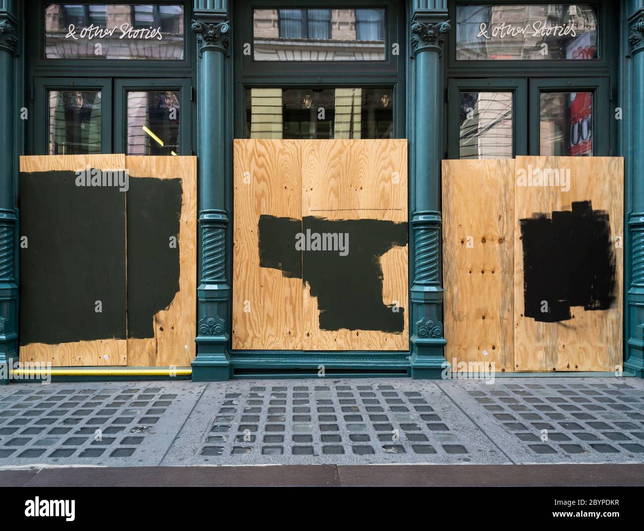 Les boutiques et magasins de New York sont boargés à cause du pillage et de la vandélisation associés aux manifestations liées à la mort de George Floyd, vu le samedi 6 juin 2020. (© Richard B. Levine) Banque D'Images