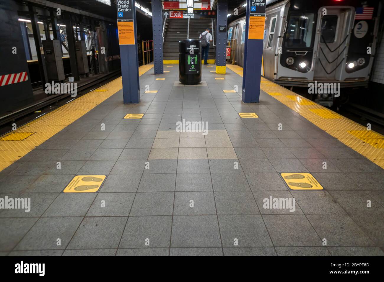 Autocollants sociaux de distanciation à la station World Trade Center dans le métro de New York le mardi 9 juin 2020. 100 jours après la confirmation du premier cas de Covid-19, la ville a rouvert hier avec jusqu'à 400,000 travailleurs de la vente au détail, de la fabrication et de la construction, revenant au travail, avec restrictions. (© Richard B. Levine) Banque D'Images